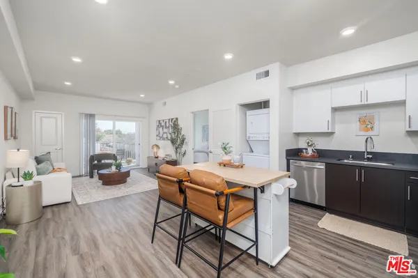 $2,295 | 3567 Chesapeake Avenue, Unit 406, Los Angeles, CA 90016