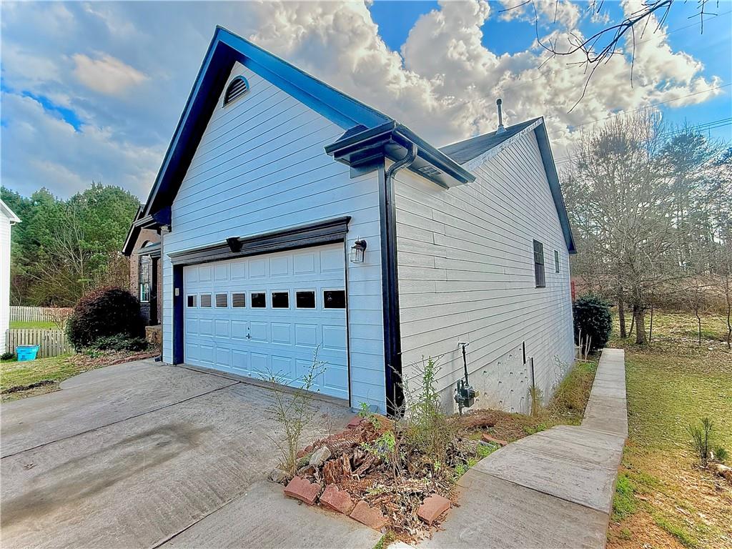 557 Vickers Lane Locust Grove, GA 30248 - Photo 2 of 27