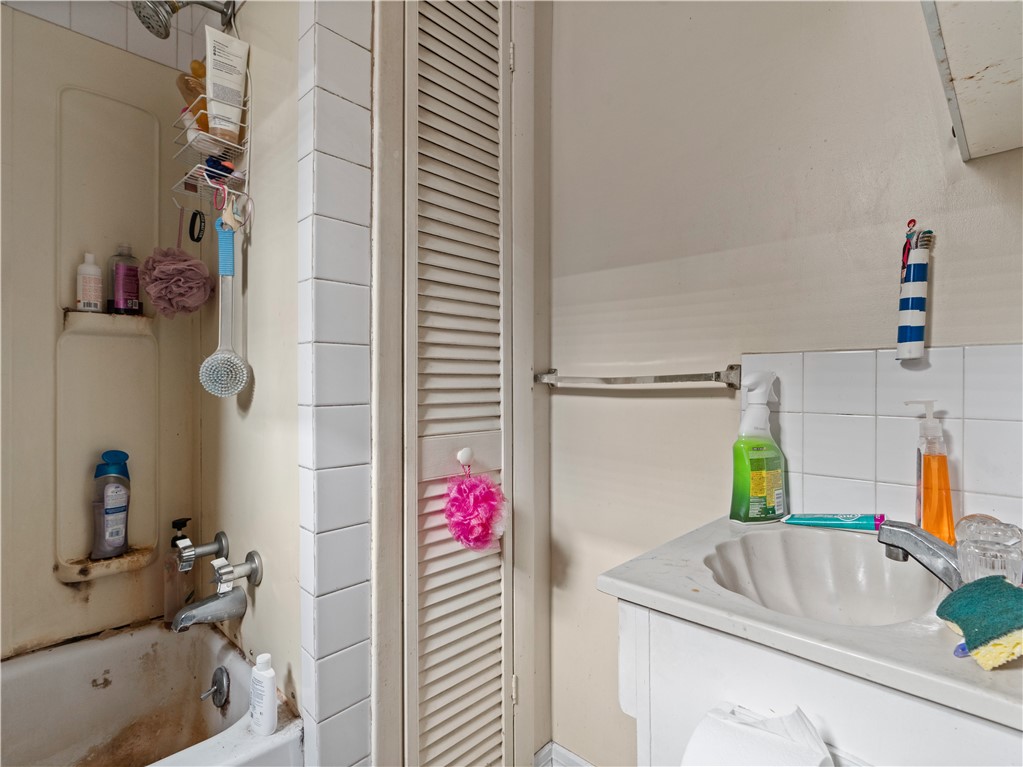 82 Appleton Avenue Pawtucket, RI 02860 - Photo 13 of 15