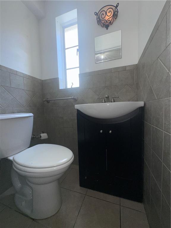 620 Rock Springs Road Pittsburgh, PA 15228 - Photo 9 of 44 1st floor entry powder room.