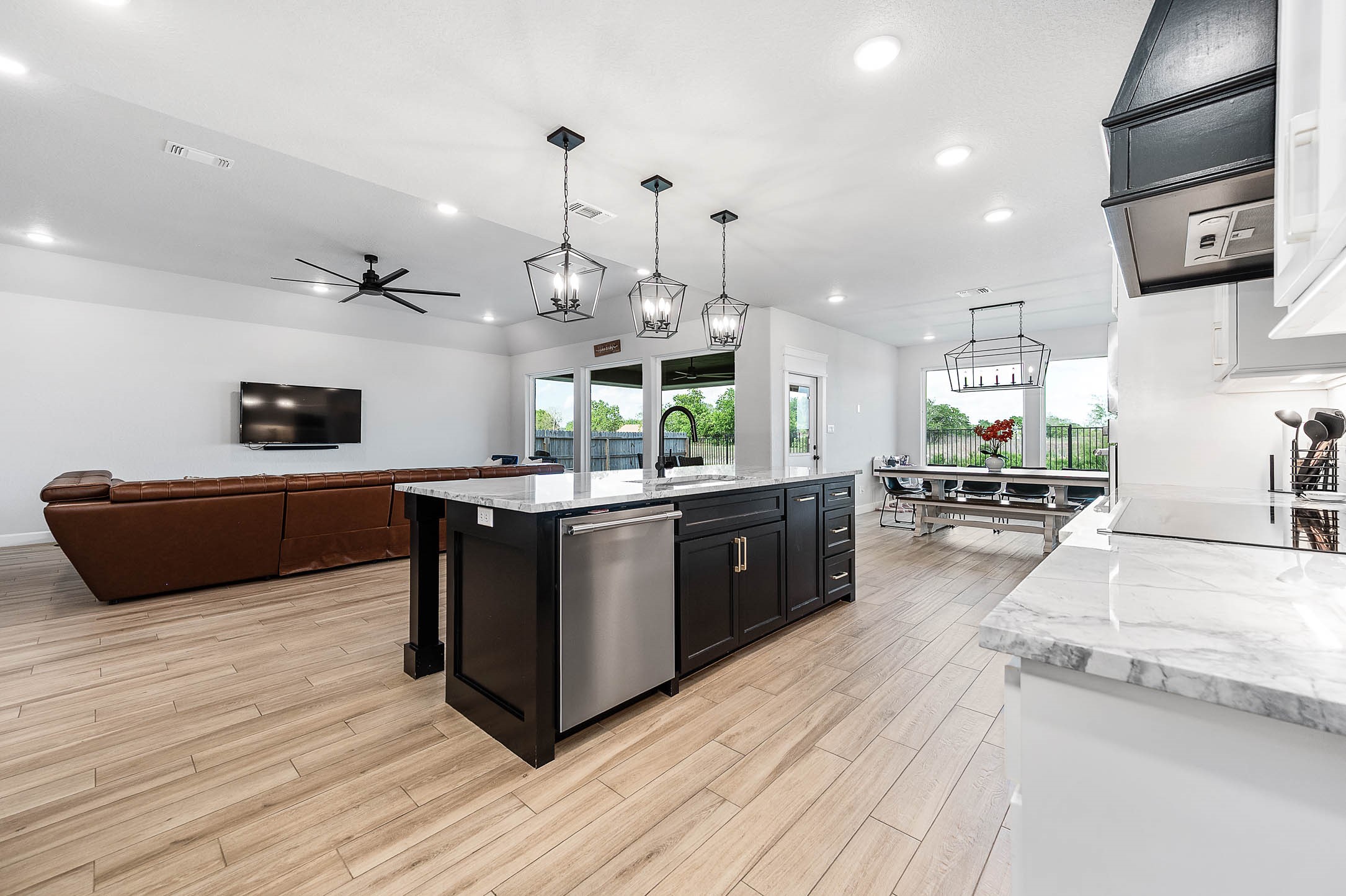 800 Greystone Lane Angleton, TX 77515 - Photo 18 of 49 Kitchen