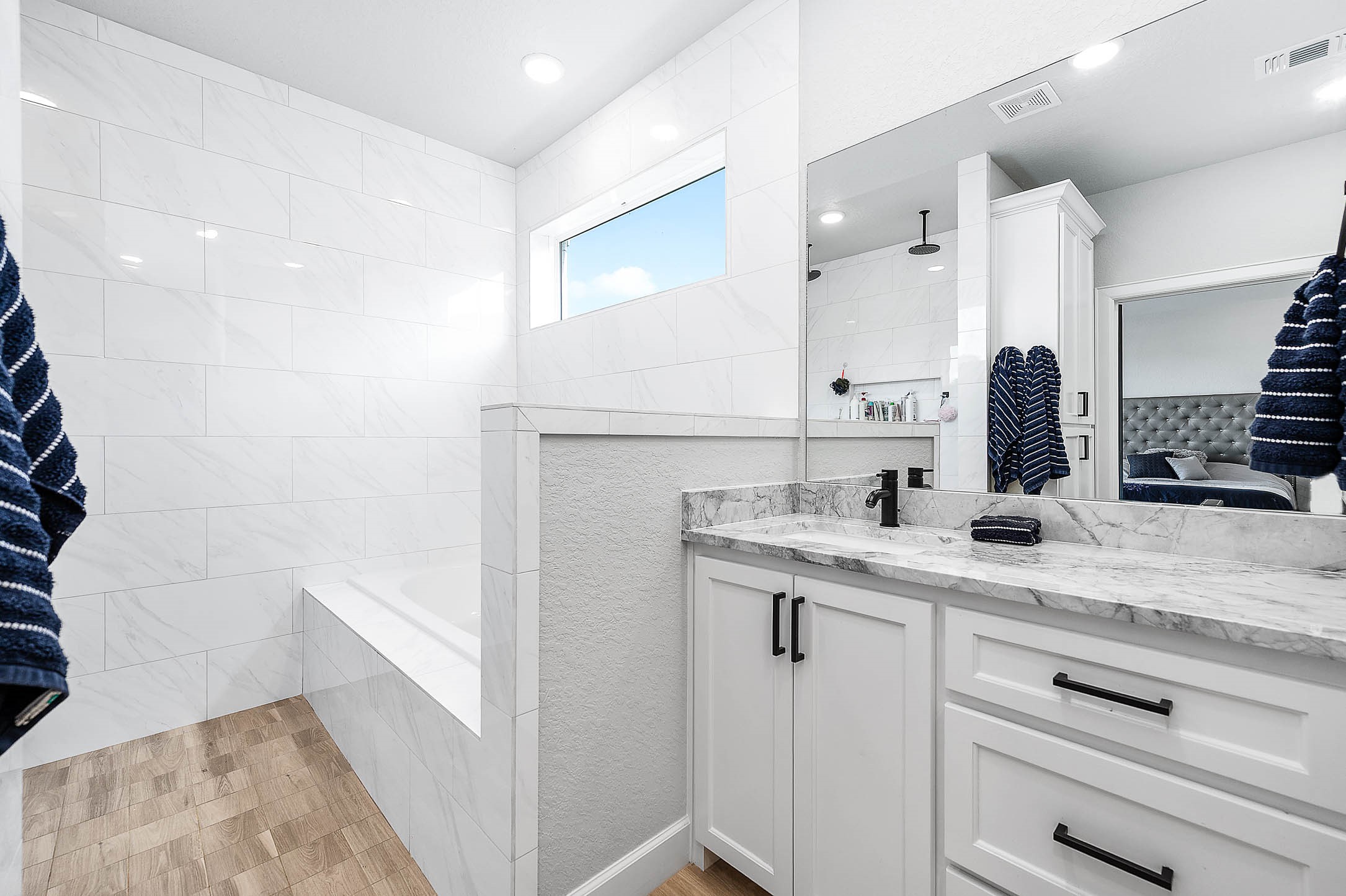 800 Greystone Lane Angleton, TX 77515 - Photo 26 of 49 Primary Bathroom