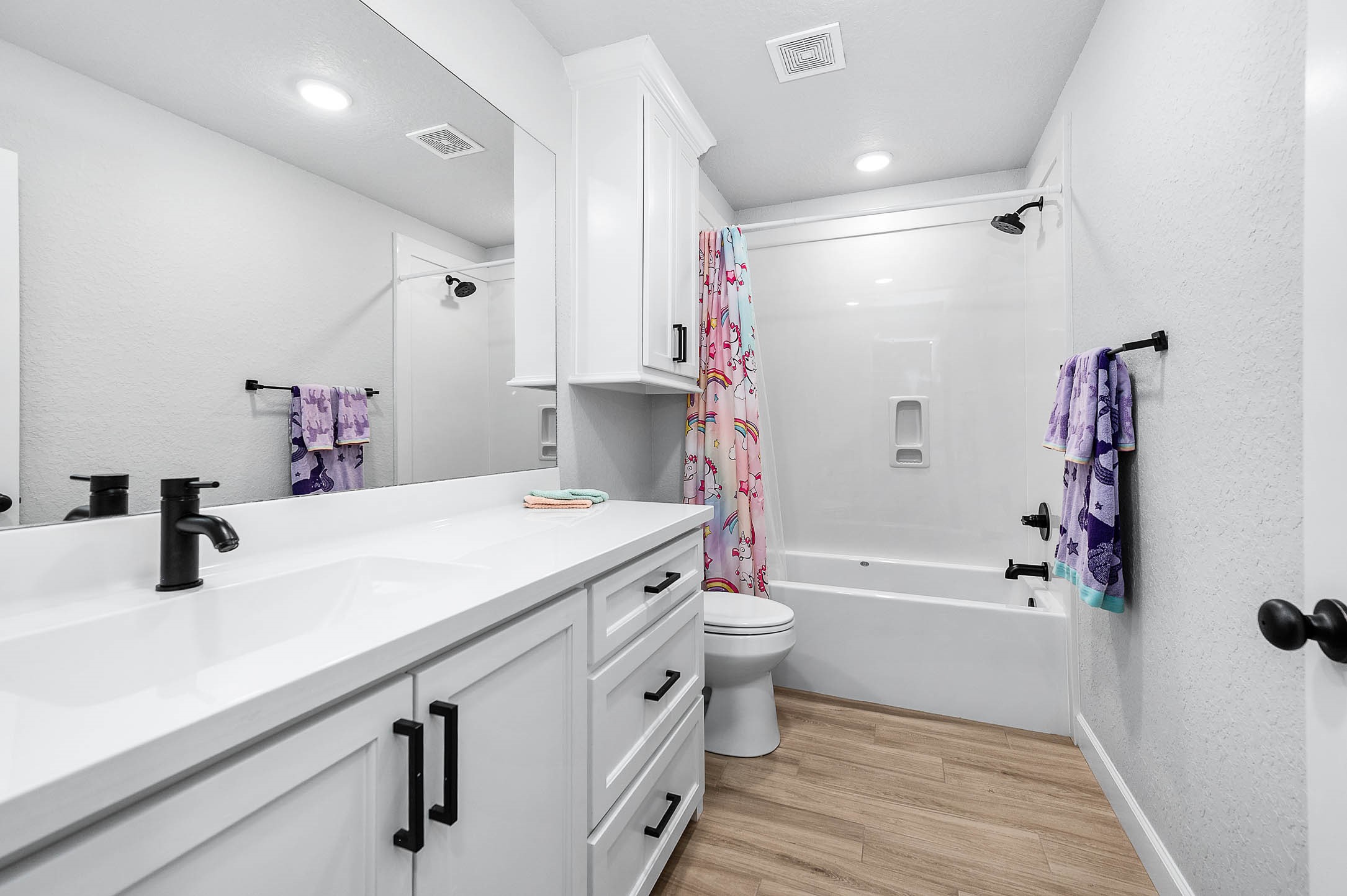 800 Greystone Lane Angleton, TX 77515 - Photo 37 of 49 Upstairs Bathroom