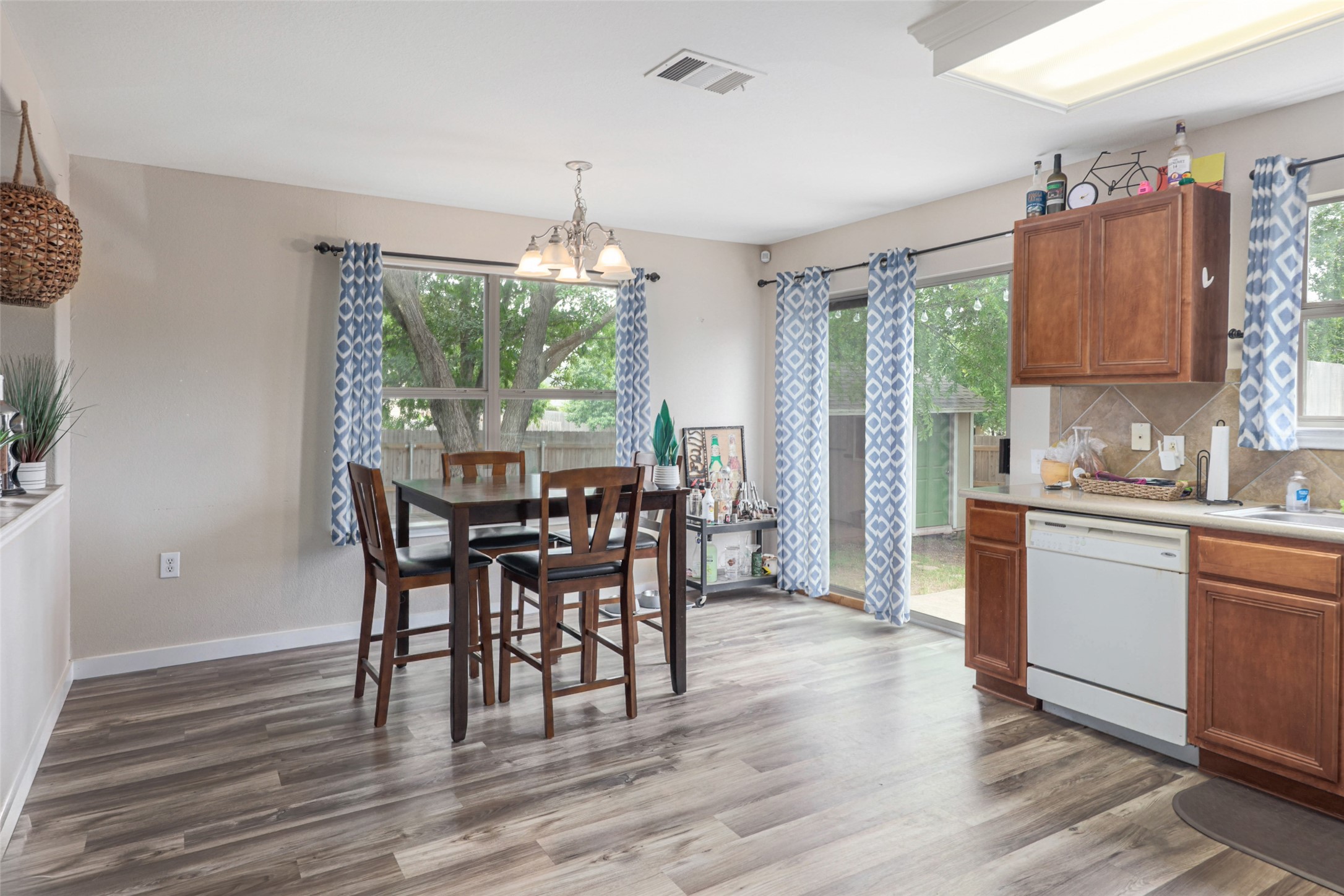 5307 Viewpoint Drive Austin, TX 78744 - Photo 9 of 29