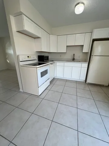 $1,900 | 2845 Duke Lane, Delray Beach, FL 33445