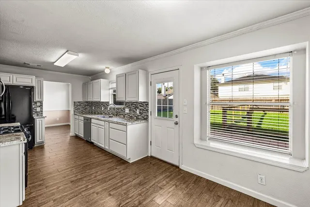 $2,300 | 158 Bristol Bend Lane, Dickinson, TX 77539