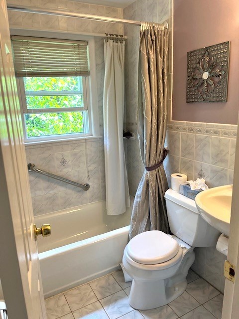 21 Chamberlain Road Chelmsford, MA 01824 - Photo 13 of 13 a bathroom with a toilet and a bathtub