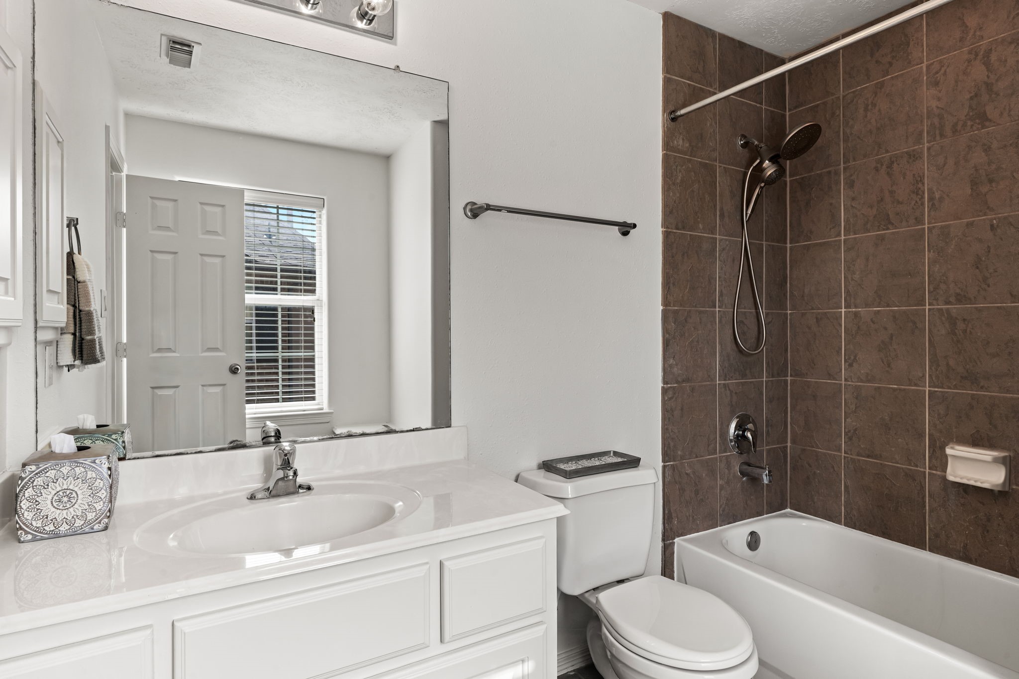1846 Stacy Crest Houston, TX 77008 - Photo 22 of 32 The secondary ensuite bathroom features a clean, functional design with a spacious vanity and a tub-shower combination—perfect for everyday use or visiting guests.