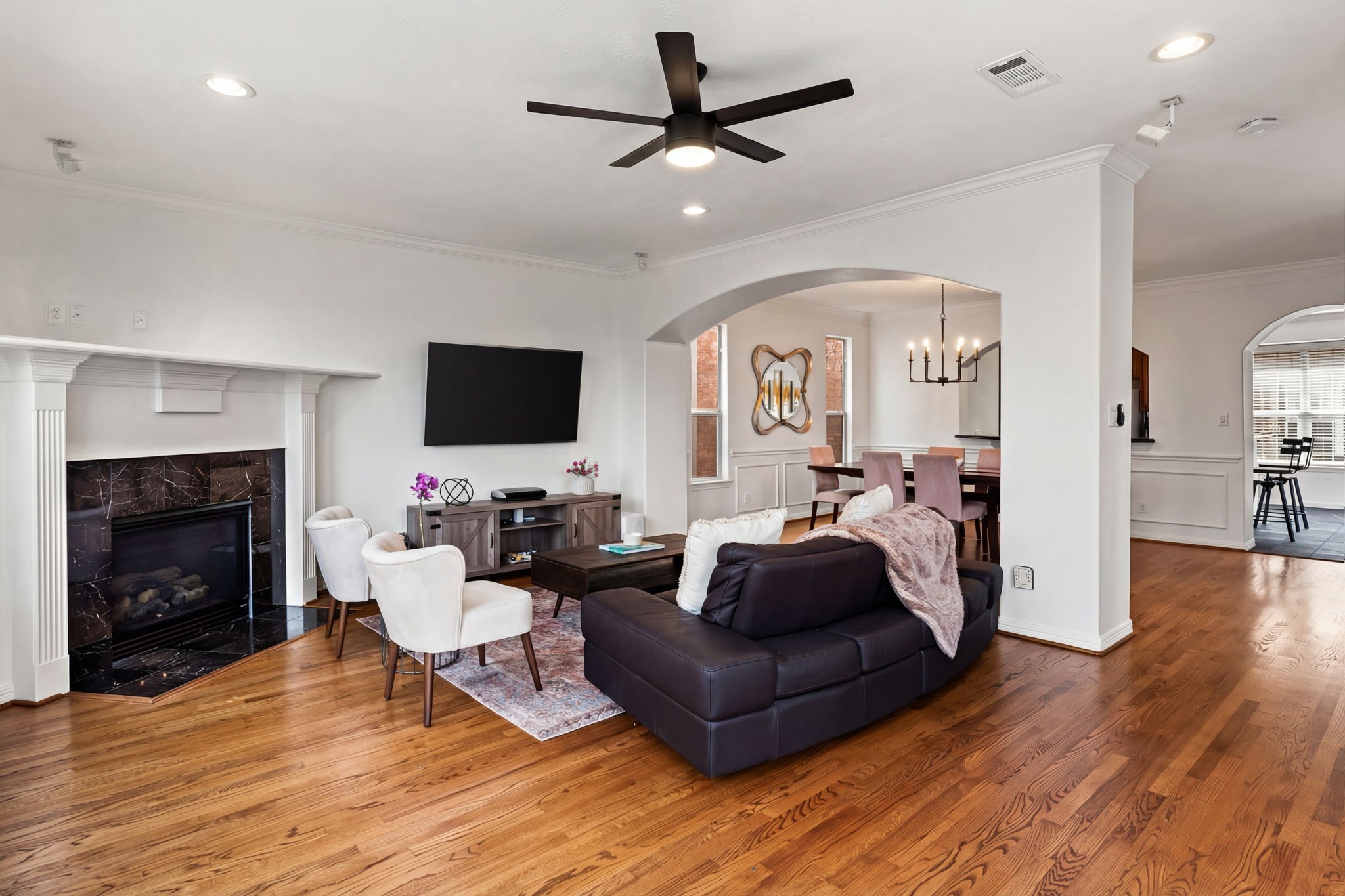 1846 Stacy Crest Houston, TX 77008 - Photo 9 of 32 a living room with furniture fireplace and a flat screen tv
