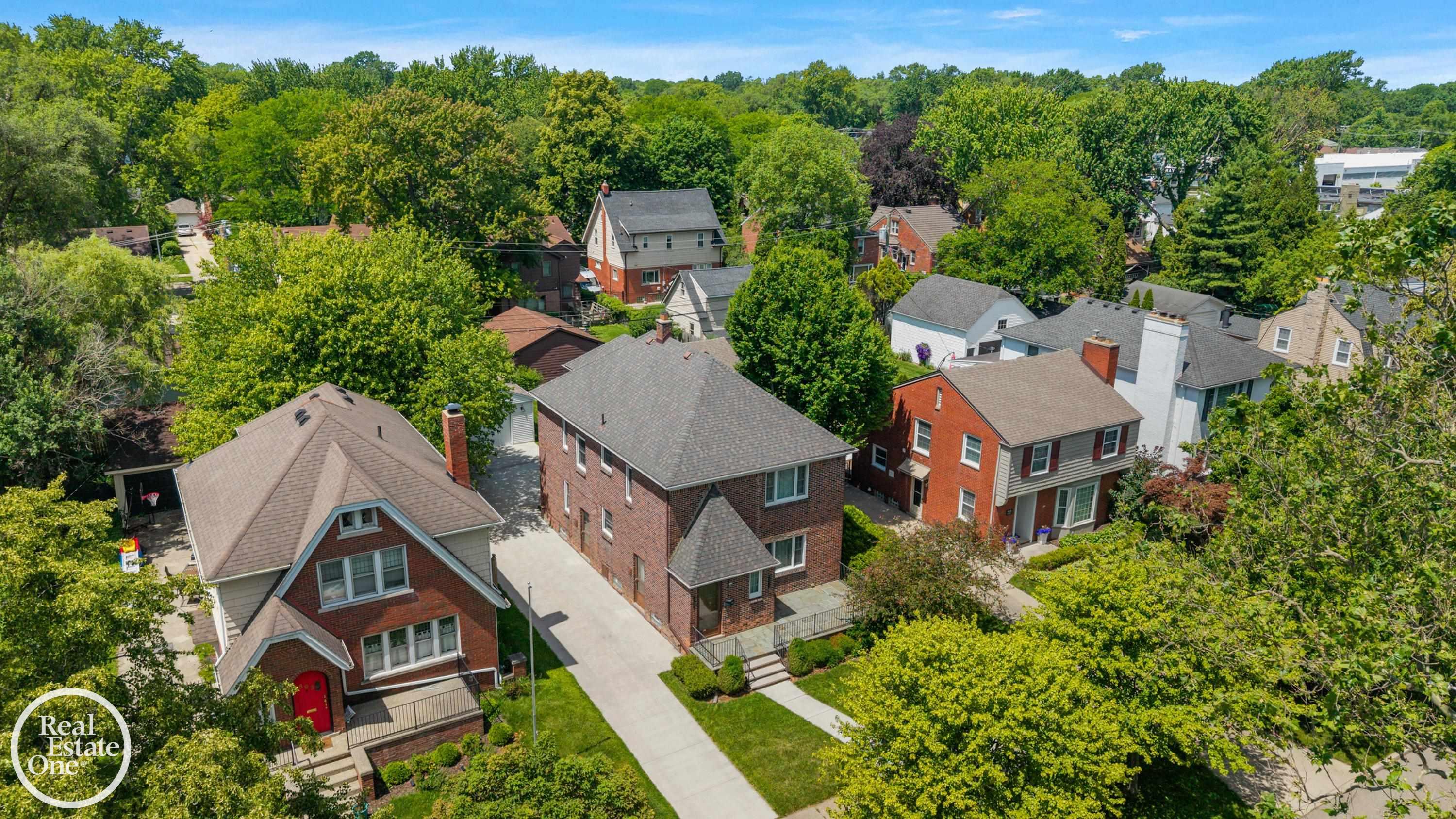 897 Rivard Boulevard Grosse Pointe, MI 48230 - Photo 11 of 42 50212858-1fa810b0-3bfd-4020-9ad3-8a8124c5d3b9.JPG