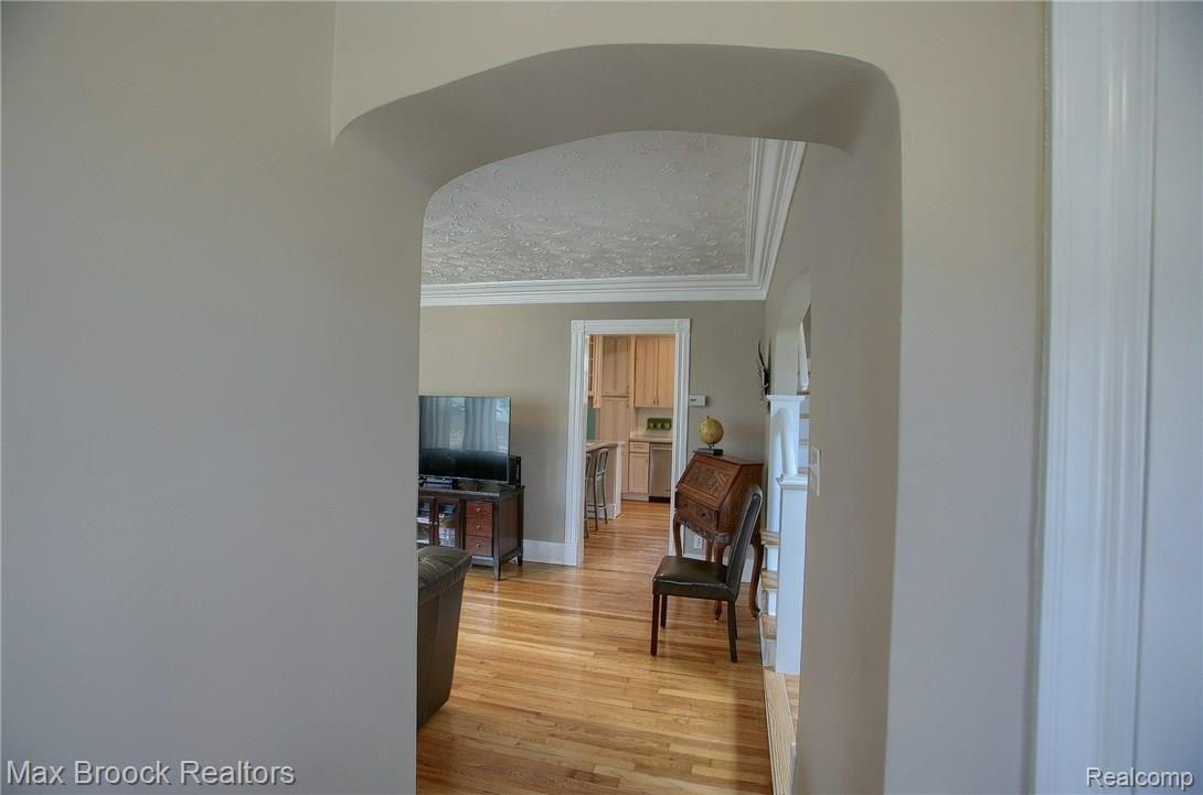 175 North Adams Road Birmingham, MI 48009 - Photo 4 of 37 Foyer_2nd_View.jpg