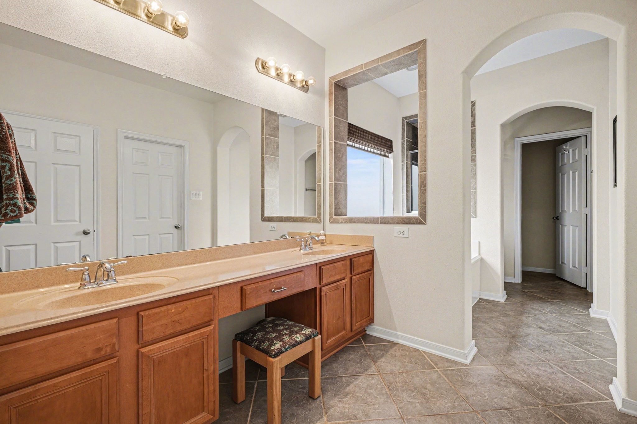 806 Dawn Ridge Way Seabrook, TX 77586 - Photo 17 of 39 THE PRIMARY BATH FEATURES DOUBLE SINKS AND MAKE-UP VANITY.
