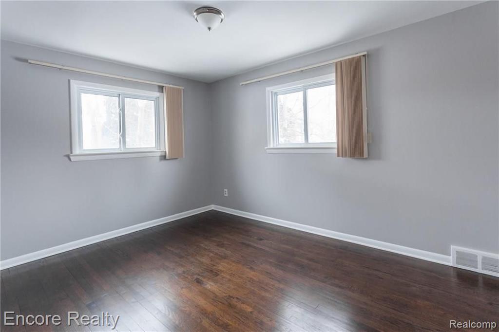 28240 Farmington Road Farmington Hills, MI 48334 - Photo 15 of 22
