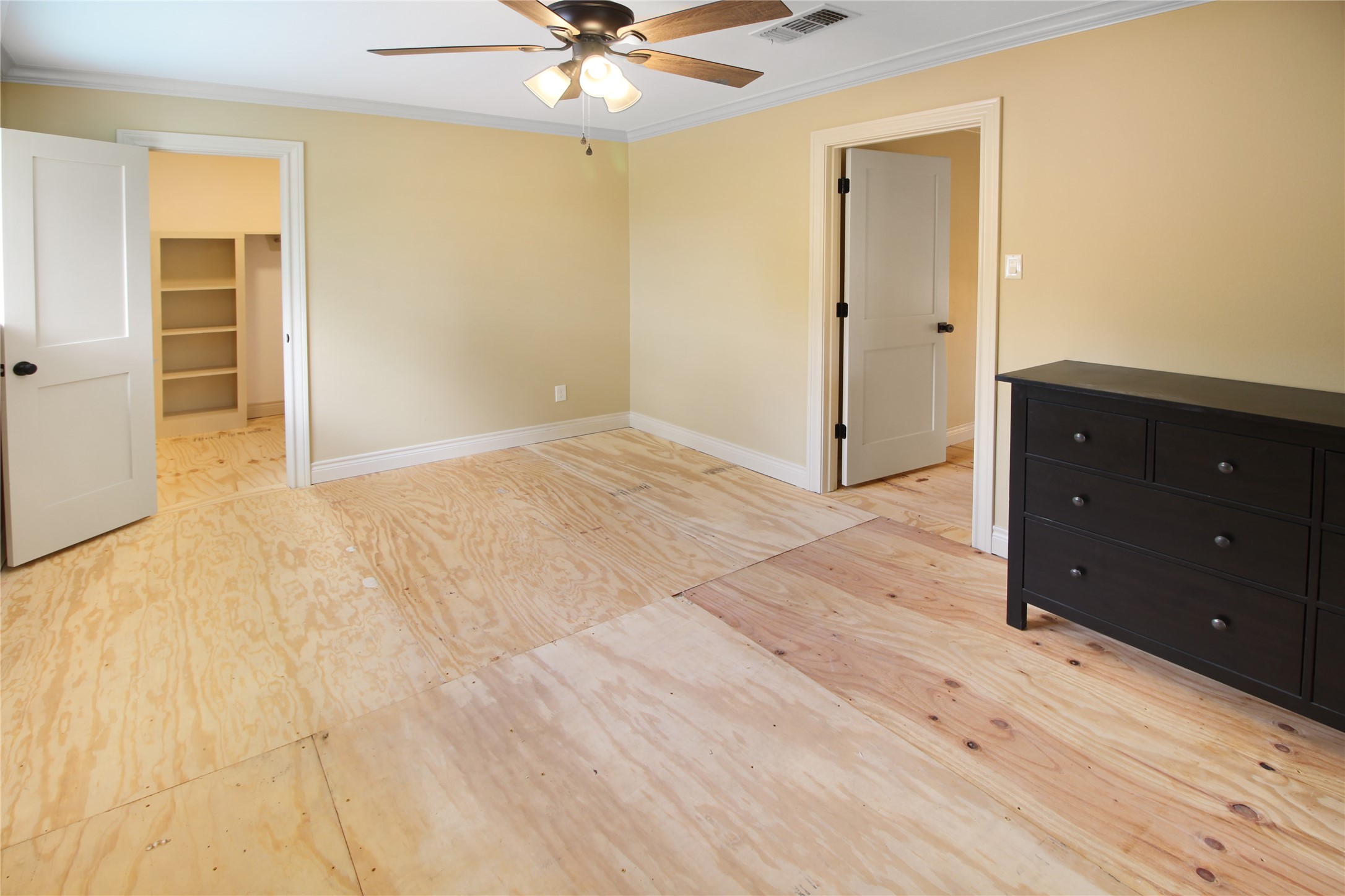 7531 Ralick Court Spring, TX 77379 - Photo 18 of 42 an empty room with a dresser and a chandelier fan