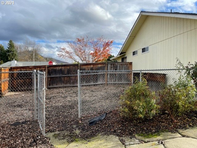 3151 Springbrook Road Medford, OR 97504 - Photo 16 of 17 Gallery Image 16