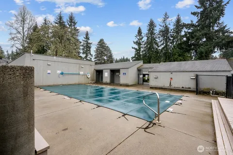 a view of a house with backyard