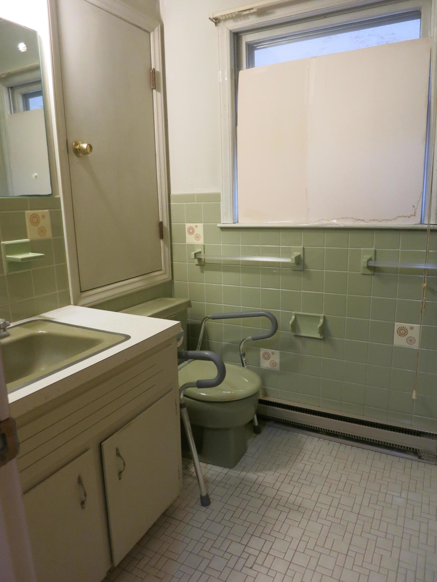 4423 Pitzer Road Roanoke, VA 24014 - Photo 17 of 40 17 Main Hall Bath