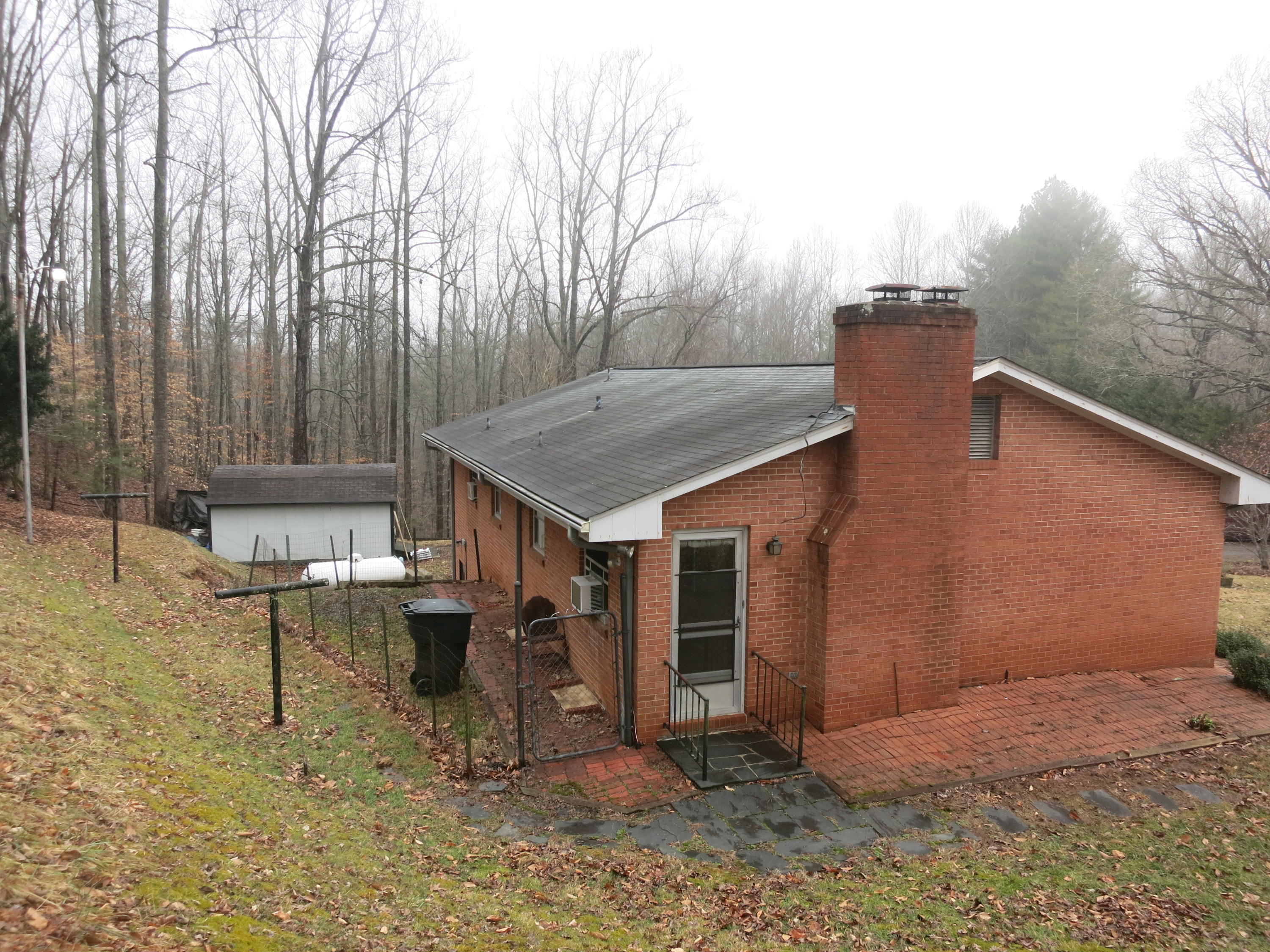 4423 Pitzer Road Roanoke, VA 24014 - Photo 25 of 40 25 Back & Side