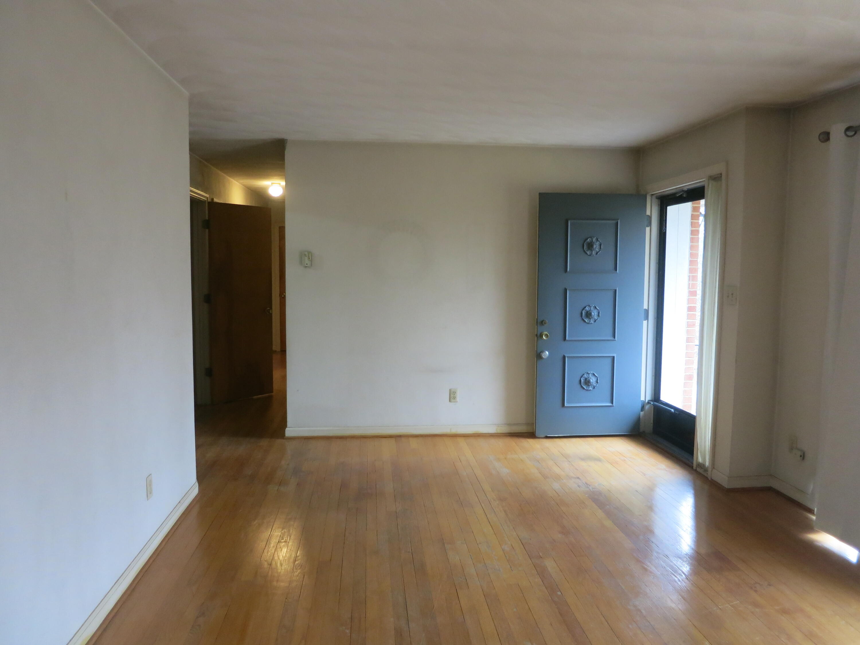 4423 Pitzer Road Roanoke, VA 24014 - Photo 6 of 40 6 Living Room