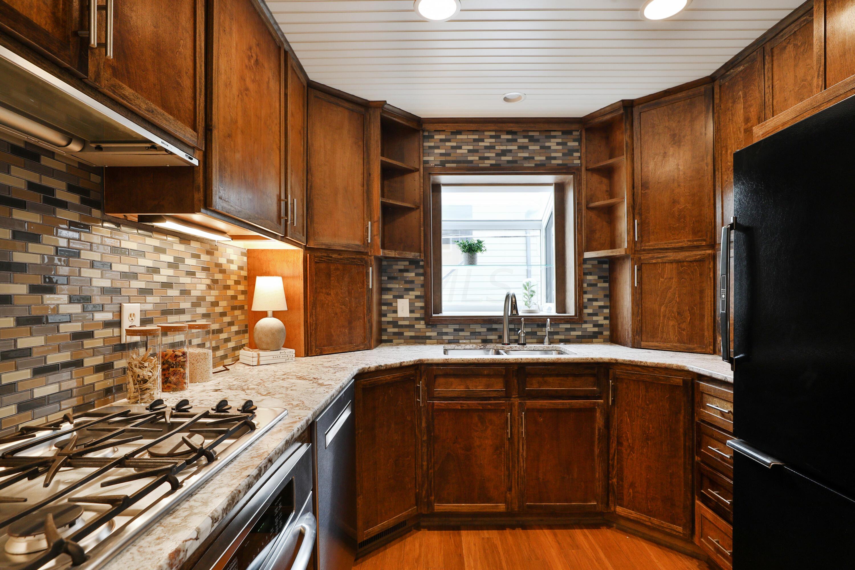 2180 Bryden Road Columbus, OH 43209 - Photo 20 of 56 Gas range with overhead fan. Bay window for plant enthusiasts.