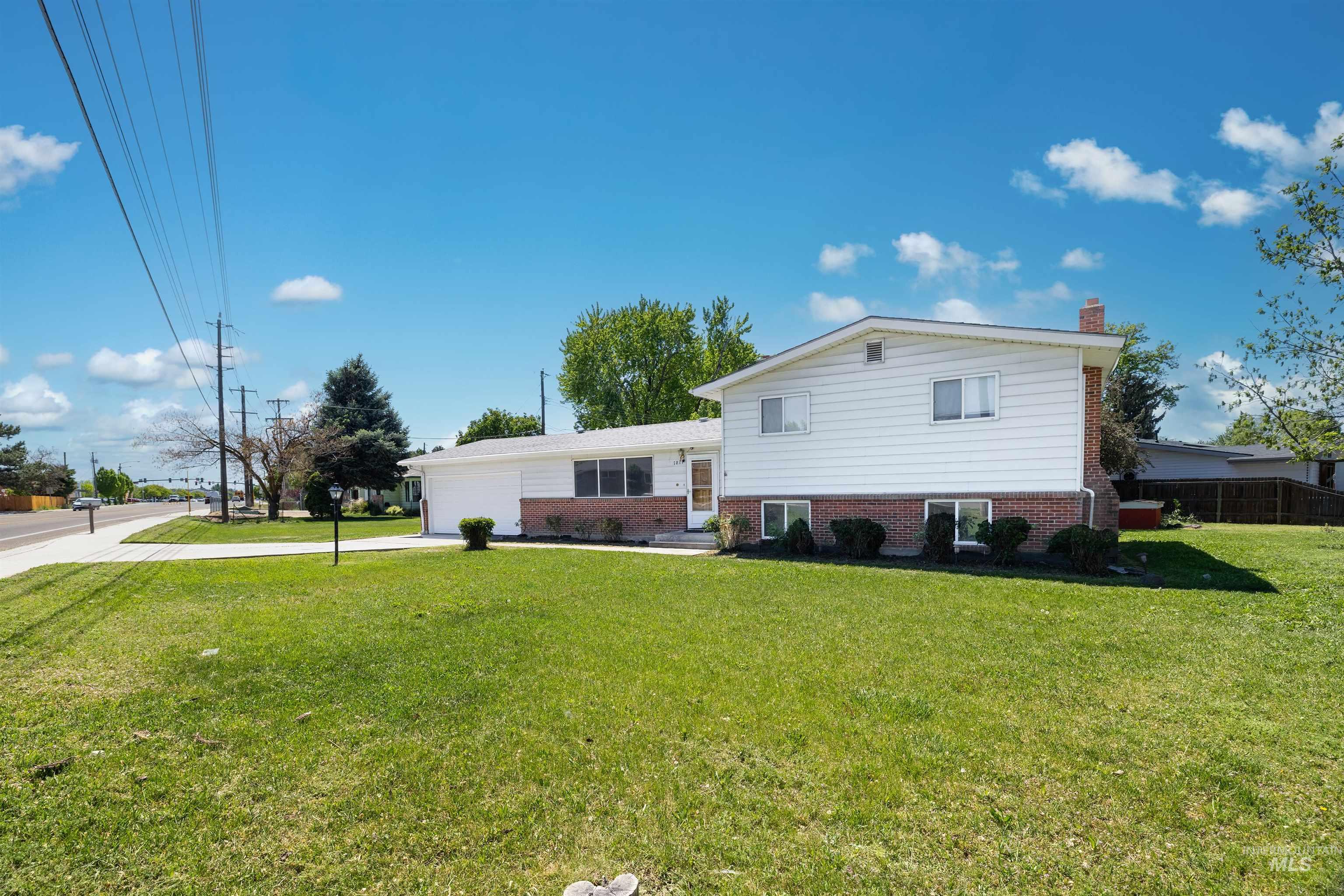 1811 North Maple Grove Road Boise, ID 83704 - Photo 3 of 33