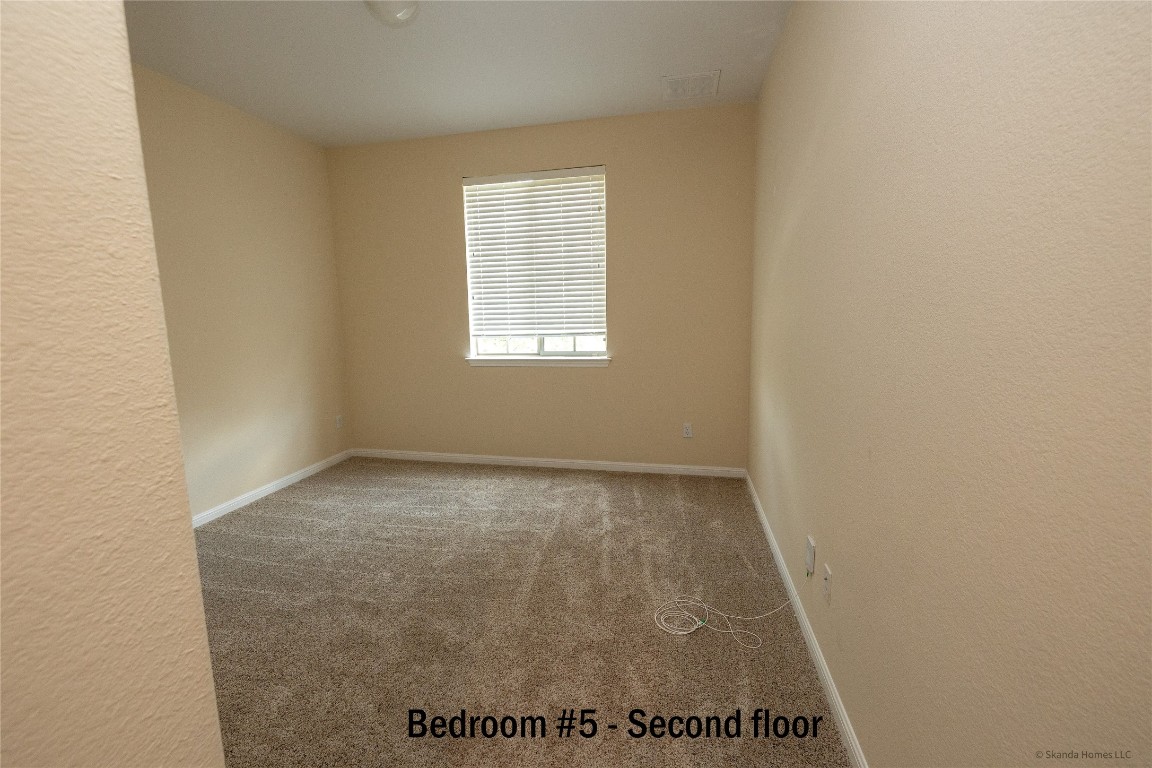 104 Palisades Cove Austin, TX 78732 - Photo 20 of 27 Spare room featuring a textured wall and carpet