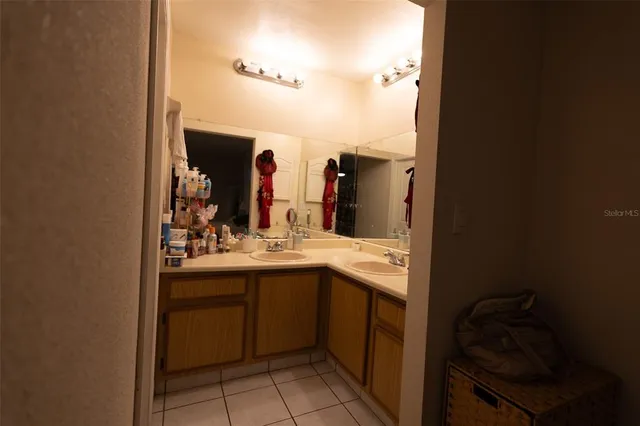 a en suite bathroom with a sink and a mirror