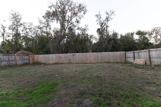 a view of a backyard