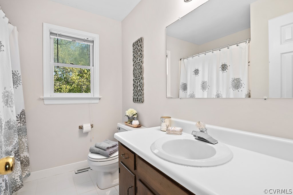 13906 Turtle Hill Road Midlothian, VA 23112 - Photo 28 of 35 a bathroom with a toilet sink and mirror