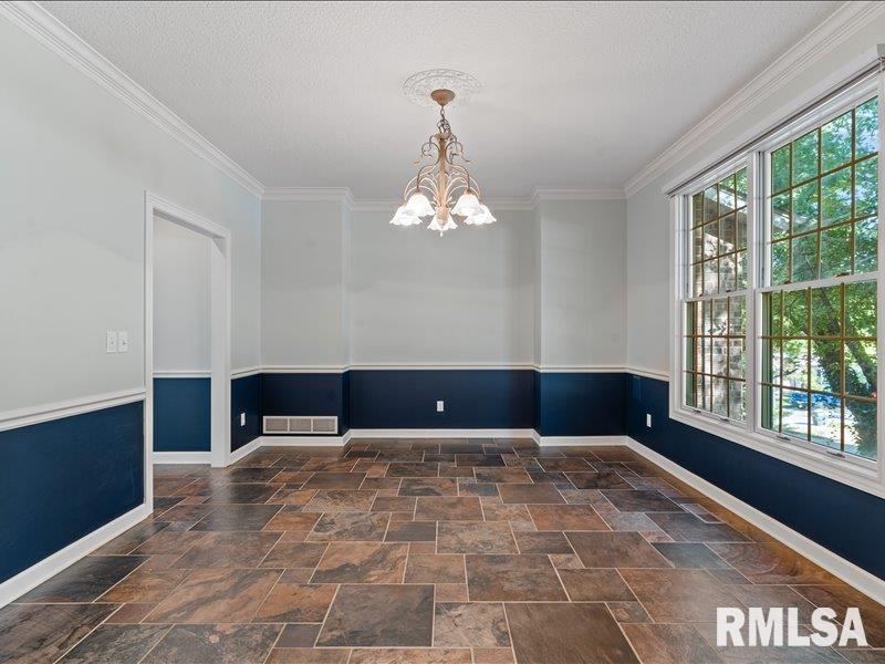 6800 Ridges Court Bettendorf, IA 52722 - Photo 6 of 59