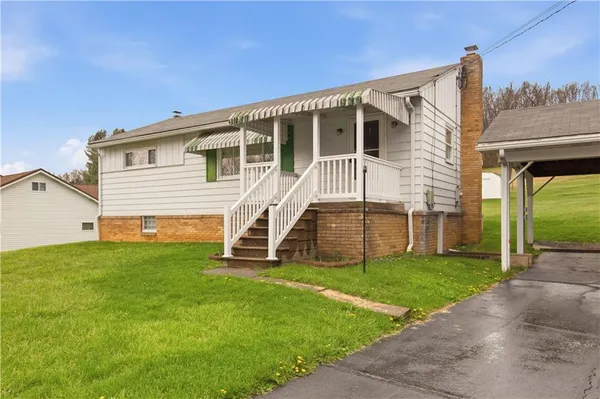 a view of a house with a yard