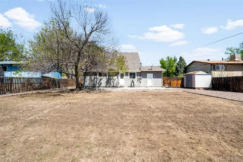 a view of back yard of the house