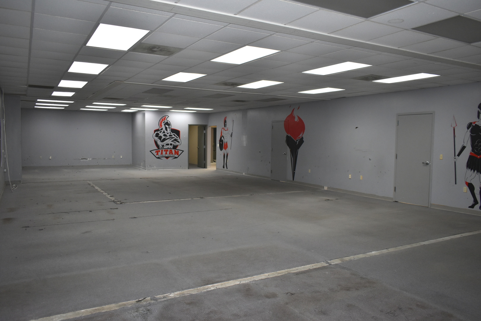 901 West Main Street El Paso, IL 61738 - Photo 7 of 16 an empty room with windows