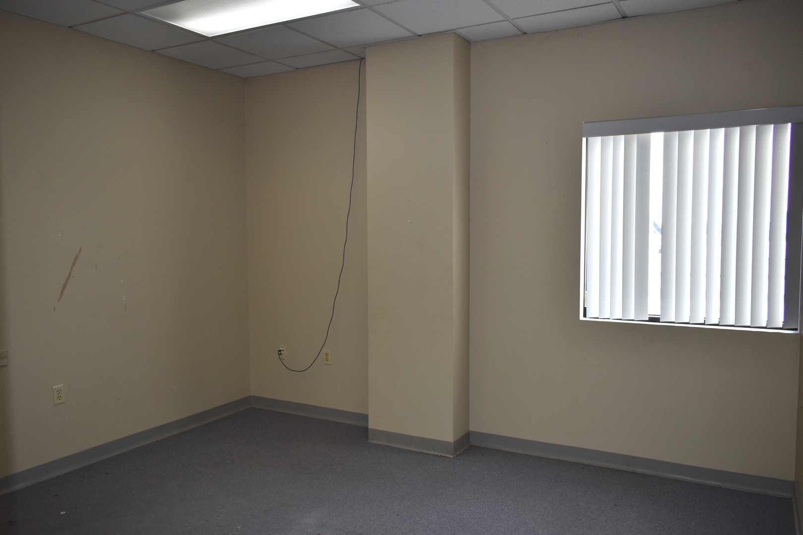 901 West Main Street El Paso, IL 61738 - Photo 10 of 16 a room that has a window in it