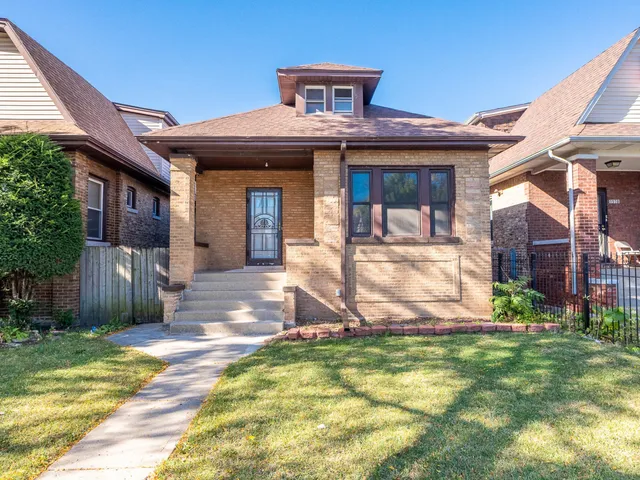 a view of a house with backyard and plants