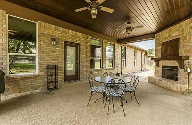 a view of a house with a backyard