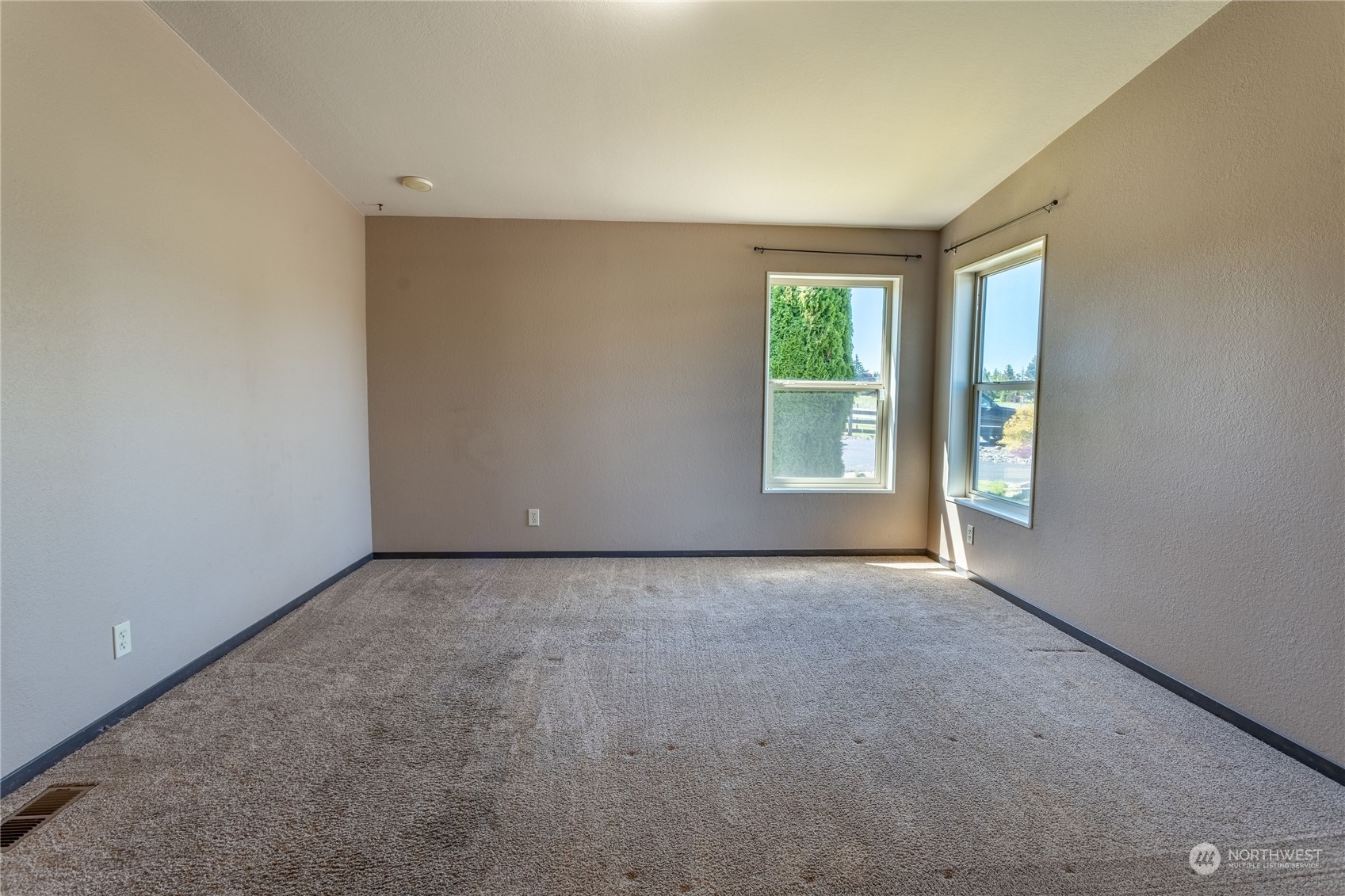 1040 Shorey Road Chehalis, WA 98532 - Photo 12 of 38 an empty room with windows