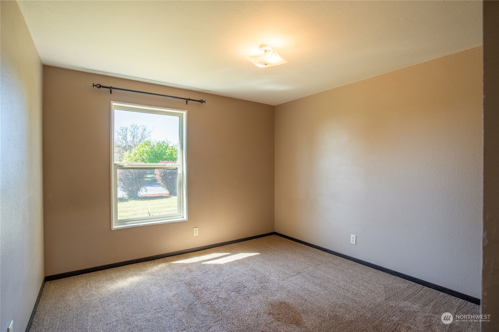1040 Shorey Road Chehalis, WA 98532 - Photo 16 of 38 an empty room with windows