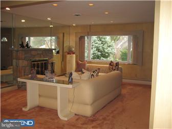 101 Crosshill Road Wynnewood, PA 19096 - Photo 3 of 12 Living Room