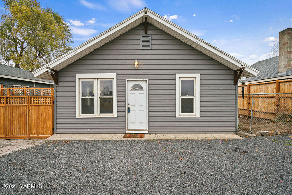 10710 Hughes Road Yakima, WA 98903 - Photo 1 of 21 a front view of a house