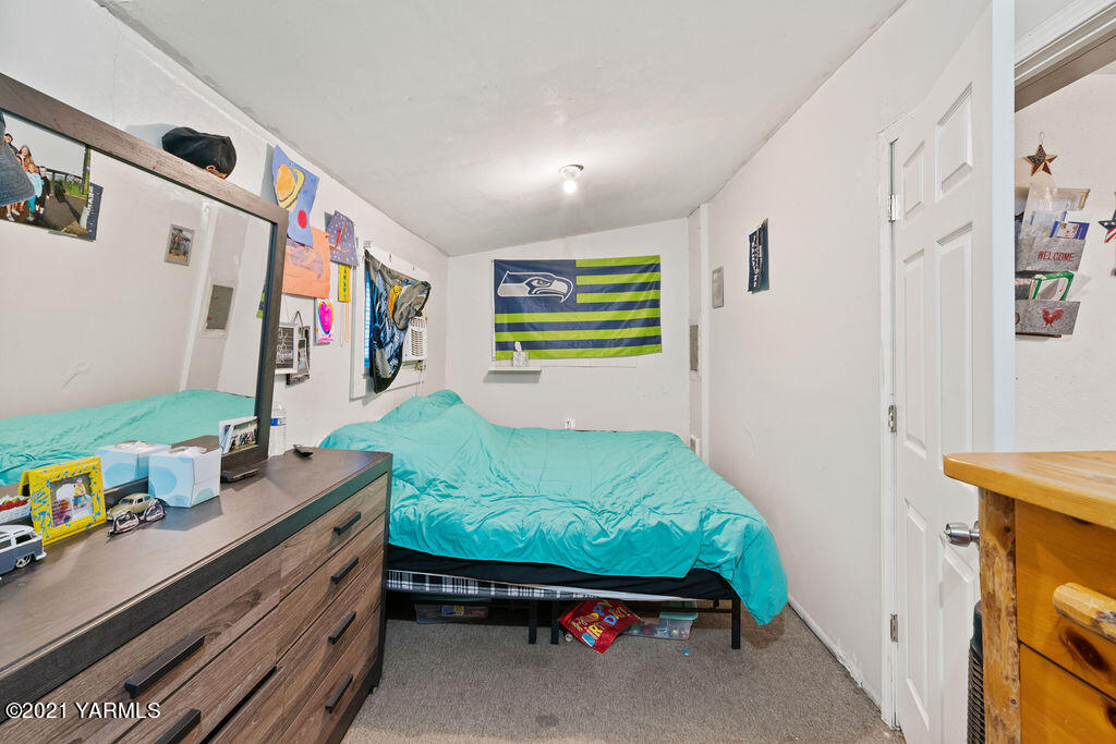 10710 Hughes Road Yakima, WA 98903 - Photo 13 of 21 a room with toys and dresser
