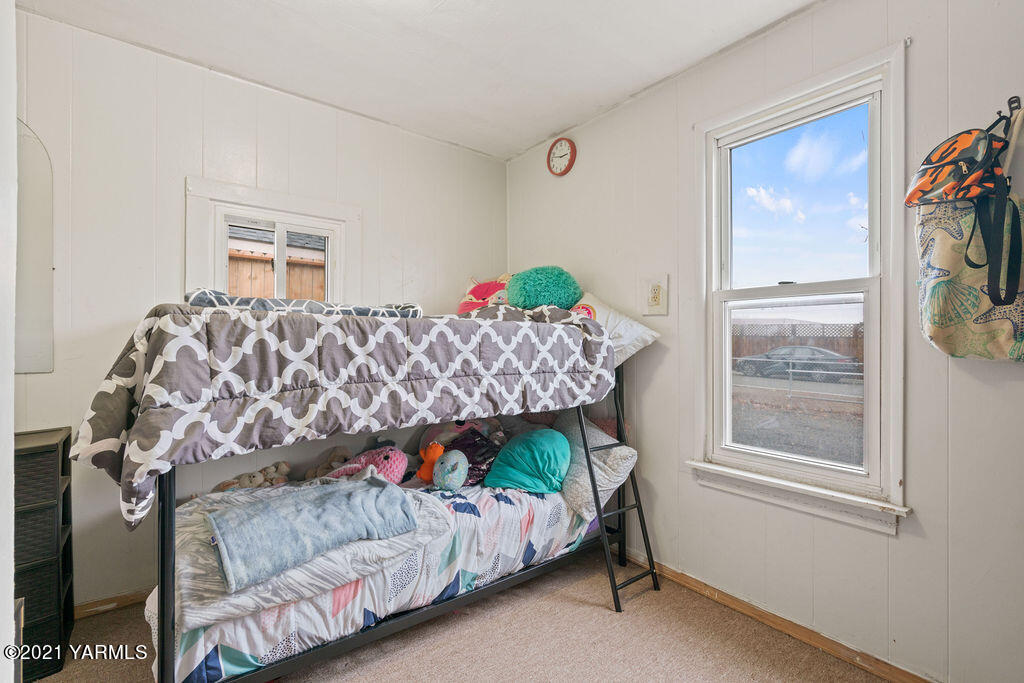 10710 Hughes Road Yakima, WA 98903 - Photo 15 of 21 a bedroom with a bed and a window
