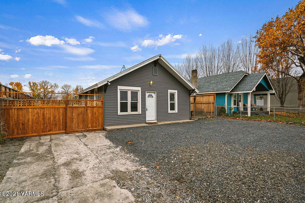 10710 Hughes Road Yakima, WA 98903 - Photo 16 of 21 a front view of a house with a yard and garage