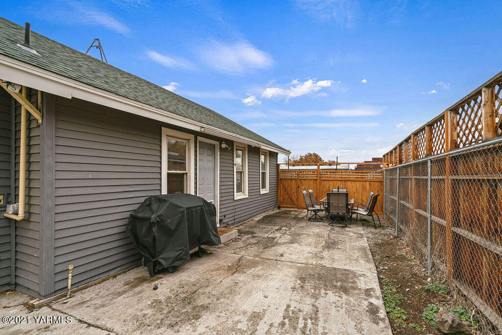 10710 Hughes Road Yakima, WA 98903 - Photo 18 of 21 a view of a house with backyard and sitting area