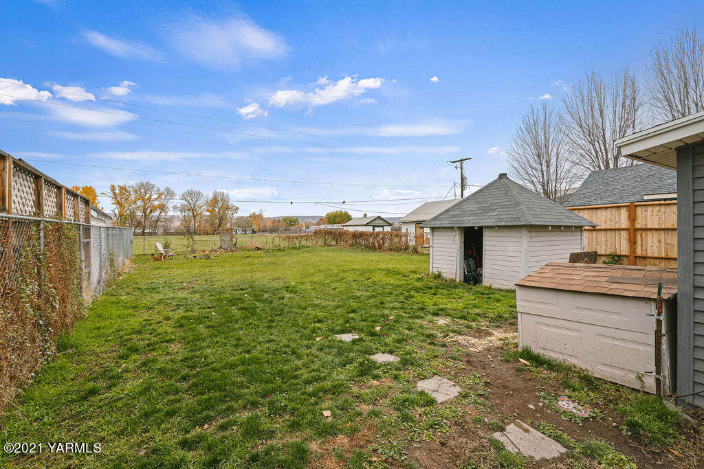10710 Hughes Road Yakima, WA 98903 - Photo 19 of 21 a view of a house with a yard