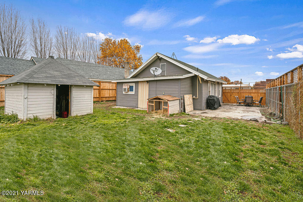 10710 Hughes Road Yakima, WA 98903 - Photo 20 of 21 a front view of a house with a yard