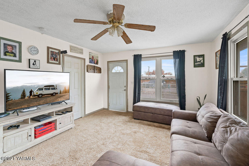 10710 Hughes Road Yakima, WA 98903 - Photo 3 of 21 a living room with furniture and a flat screen tv