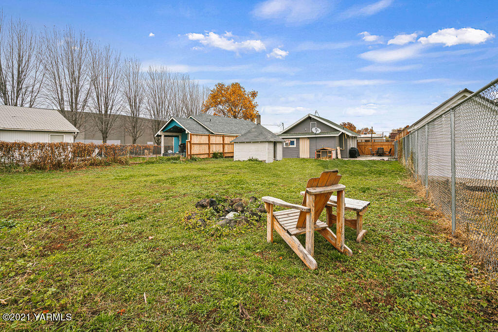 10710 Hughes Road Yakima, WA 98903 - Photo 21 of 21 a view of a house with a yard and sitting area