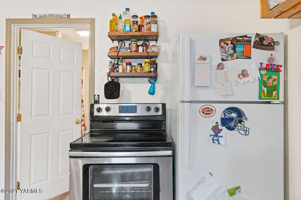 10710 Hughes Road Yakima, WA 98903 - Photo 7 of 21 a stove top oven sitting inside of a kitchen