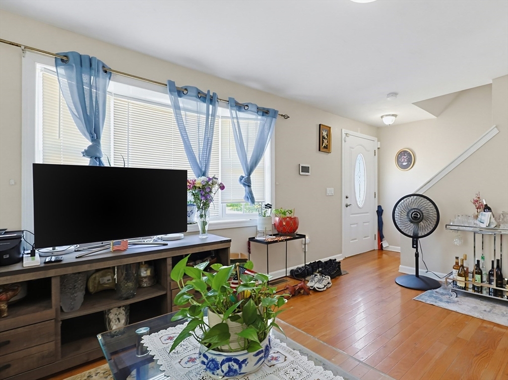 17 Bolton Street Worcester, MA 01604 - Photo 4 of 27